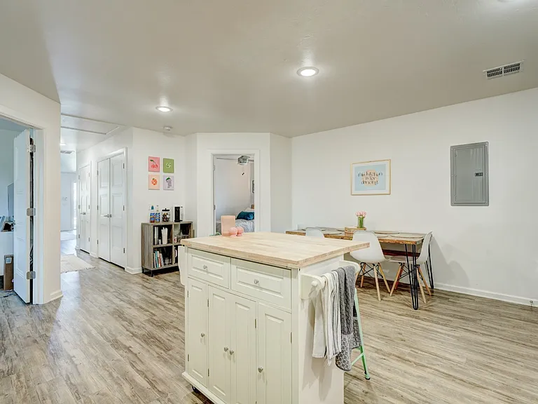 1520 N Market Ave — Photo 14