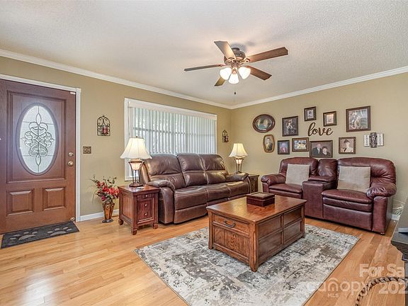 5th image of 106 S Oakwood Dr