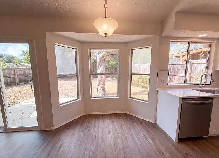 3 bed, 1121 sqft, $2,000 — Photo 3