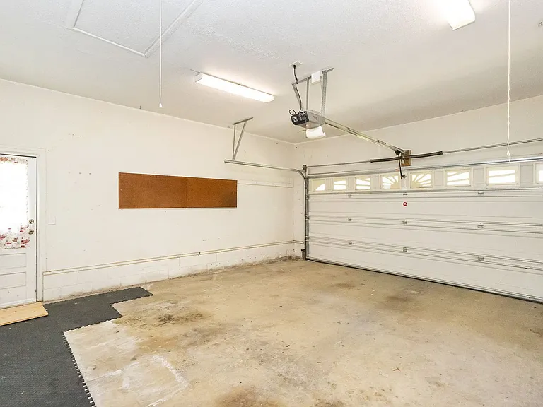 8260 Oxford Dr — Photo 23