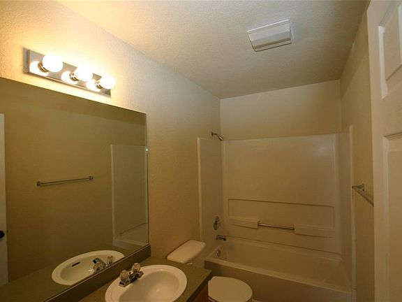 4th image of 221 Princess Jennifer Dr