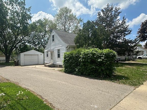 2nd image of 3116 Montrose Ave