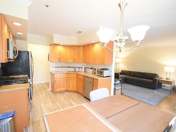 4th image of 629 Fairfax Dr #629