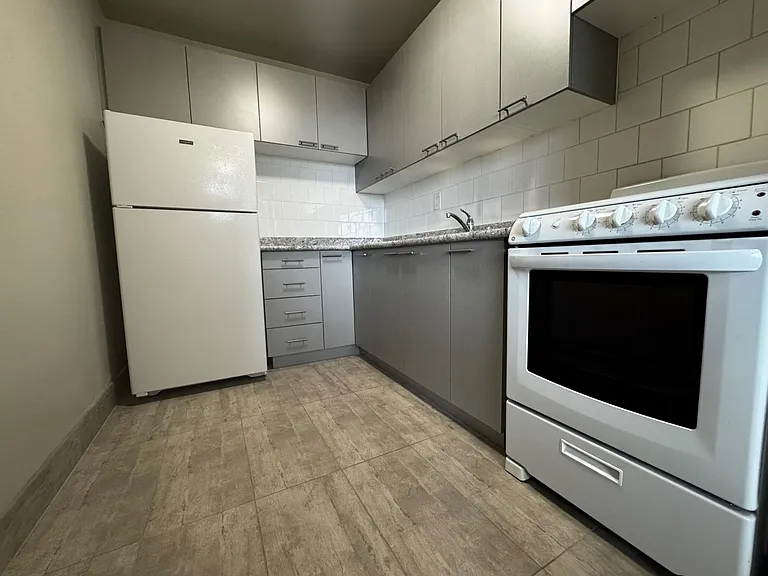 1219 Dundas St W — Photo 24