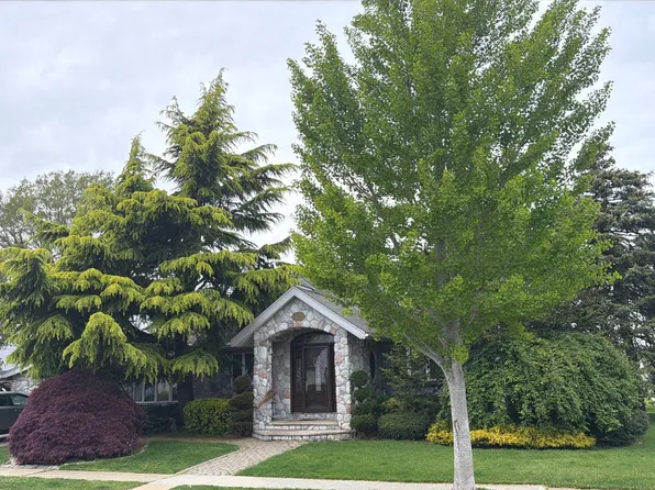 11 Norma Ln, Farmingdale, NY 11735