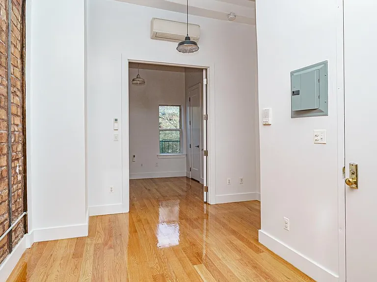 33 Montrose Ave #2L — Photo 15