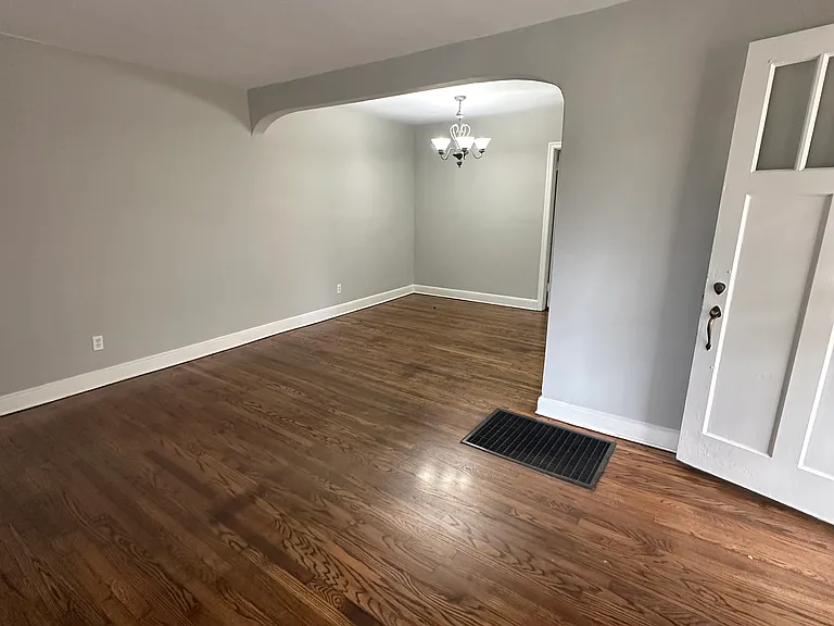 165 Roberta Dr — Photo 2