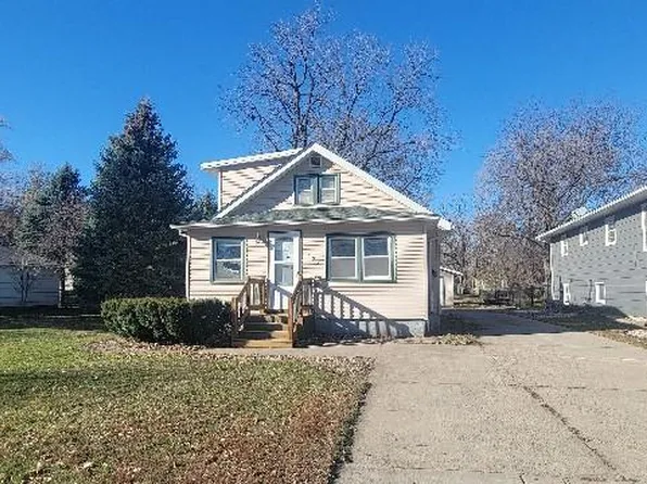 705 N 4th St, Marshall, MN 56258