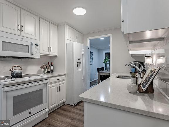 5th image of 3204 Holly Berry Ct