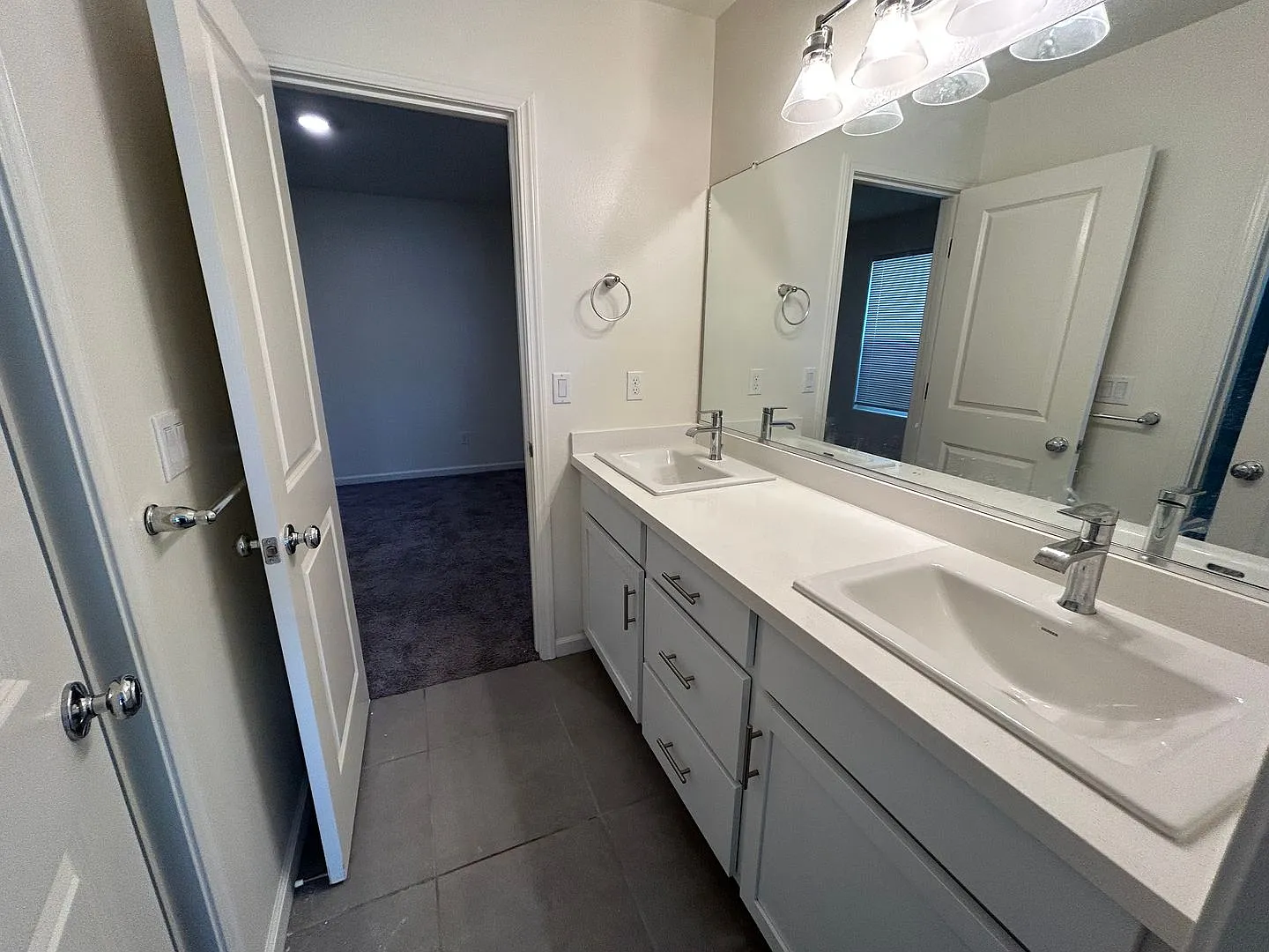 4 Bedroom 3 Bathroom Home Close to Shopping and Restaurants!! — Photo 4