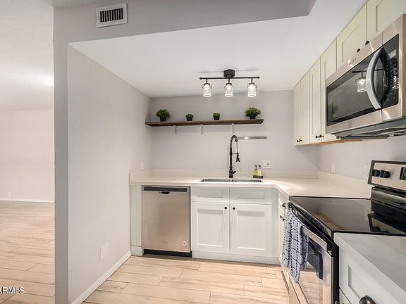 4th image of 3230 E PINCHOT Avenue #5