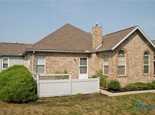 33 Stonegate Cir, Bowling Green, OH 43402
