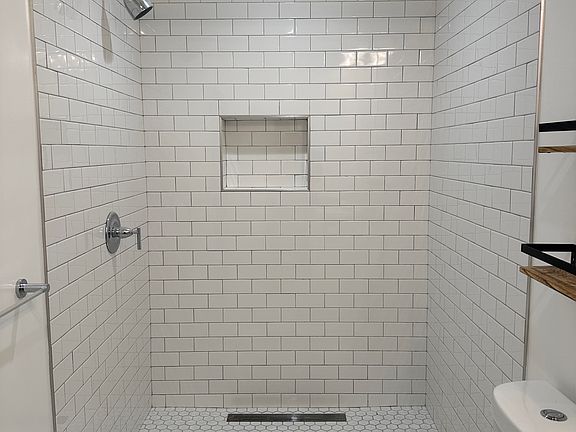 2nd image of 4653 1/2 Lincoln Ave