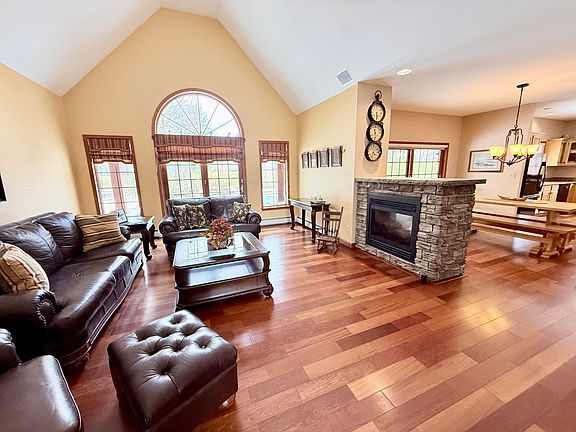 3rd image of 30 Pine Ridge Dr