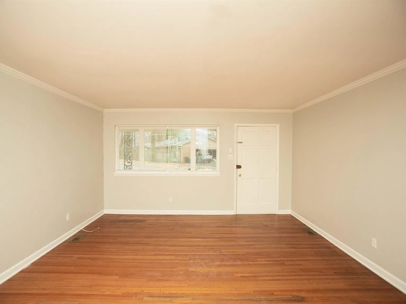 3 bed, 2.0 bath, 1160 sqft, $1,350 — Photo 2
