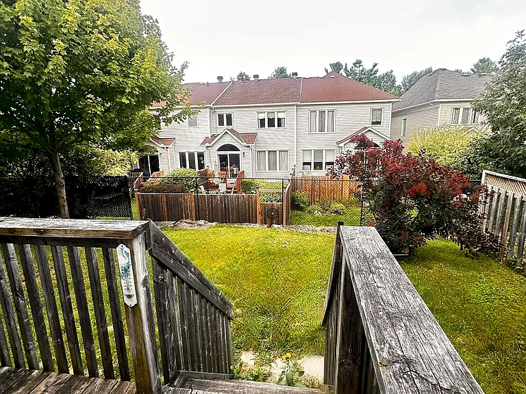 241 Hunterbrook St N — Photo 13