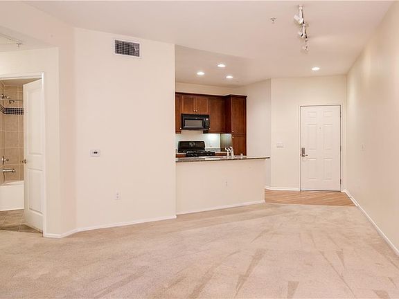 3rd image of 620 W Hyde Park Blvd