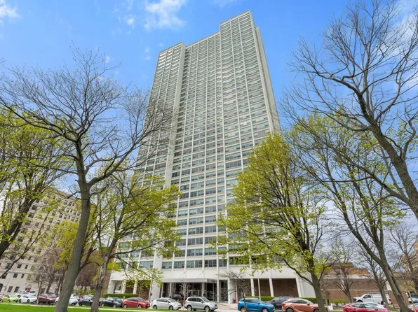 1700 E 56th St APT 3910, Chicago, IL 60637