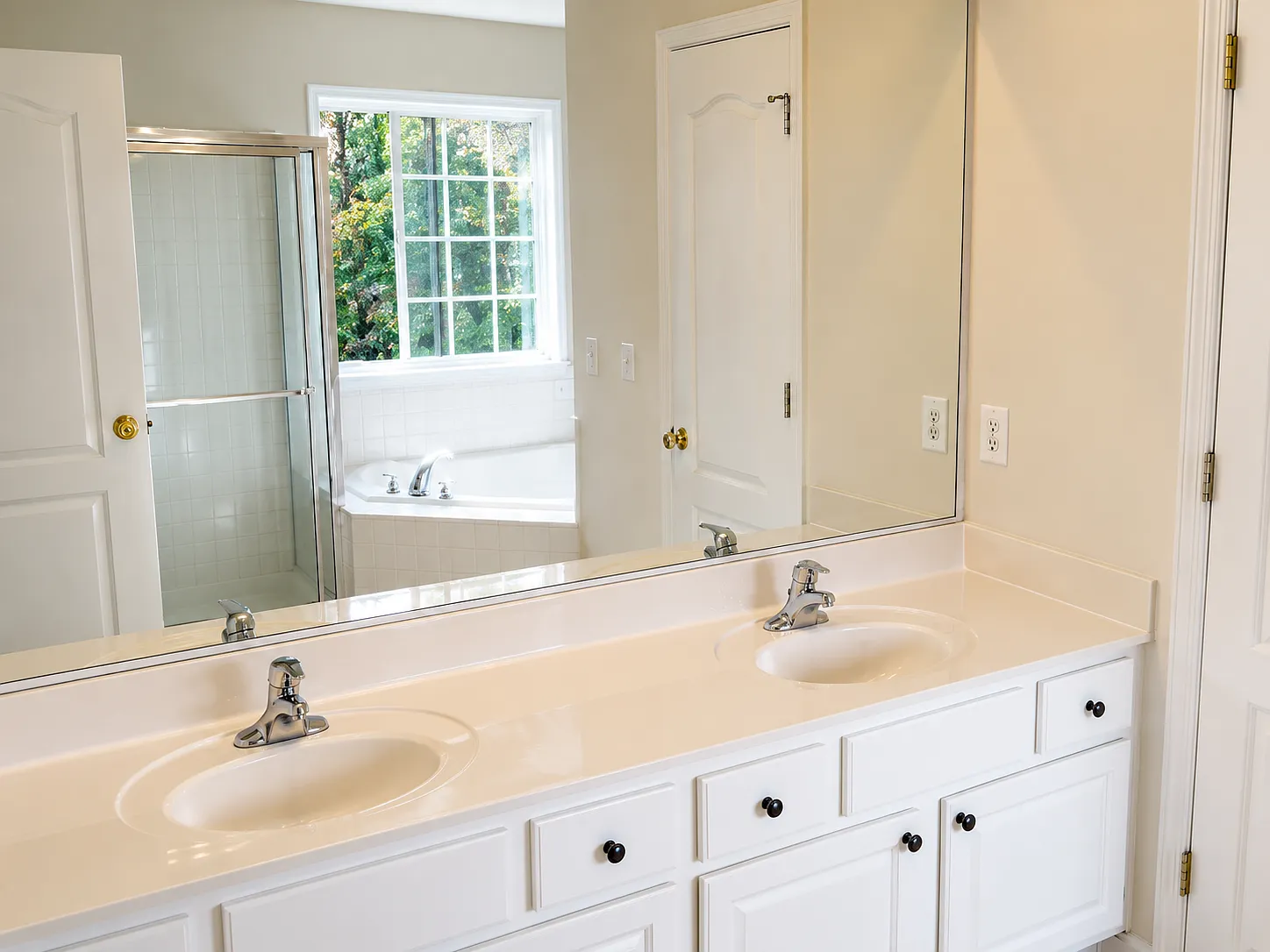 3 bed, 2.5 bath, 2300 sqft, $3,100 — Photo 2