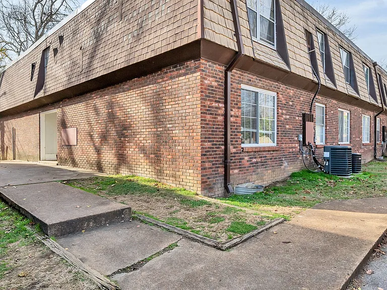 441 Harding Pl #B2 — Photo 2