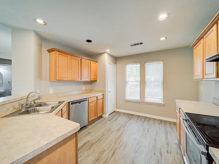 6908 Planters Row Dr — Photo 6