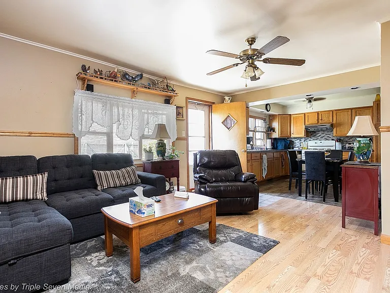 7134 W 74th Pl — Photo 4