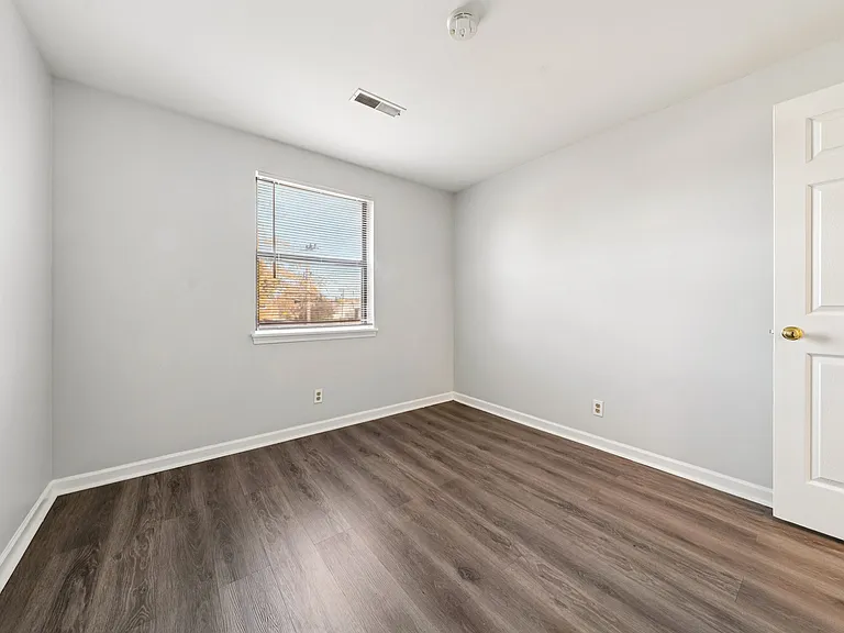 Manhattan Square Apartments — Photo 31