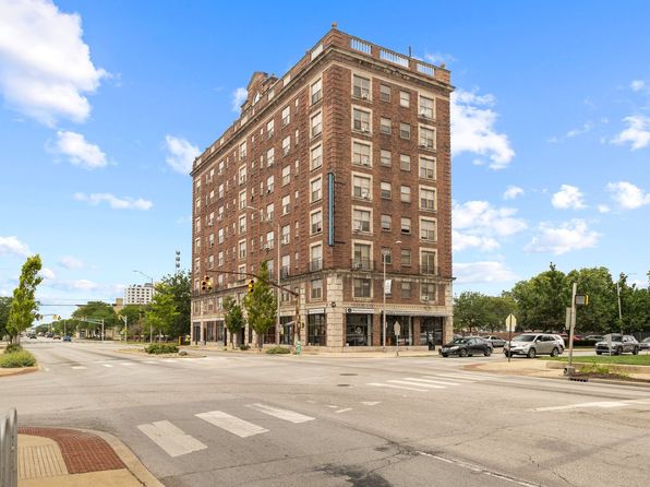 28 E 16th St APT 702