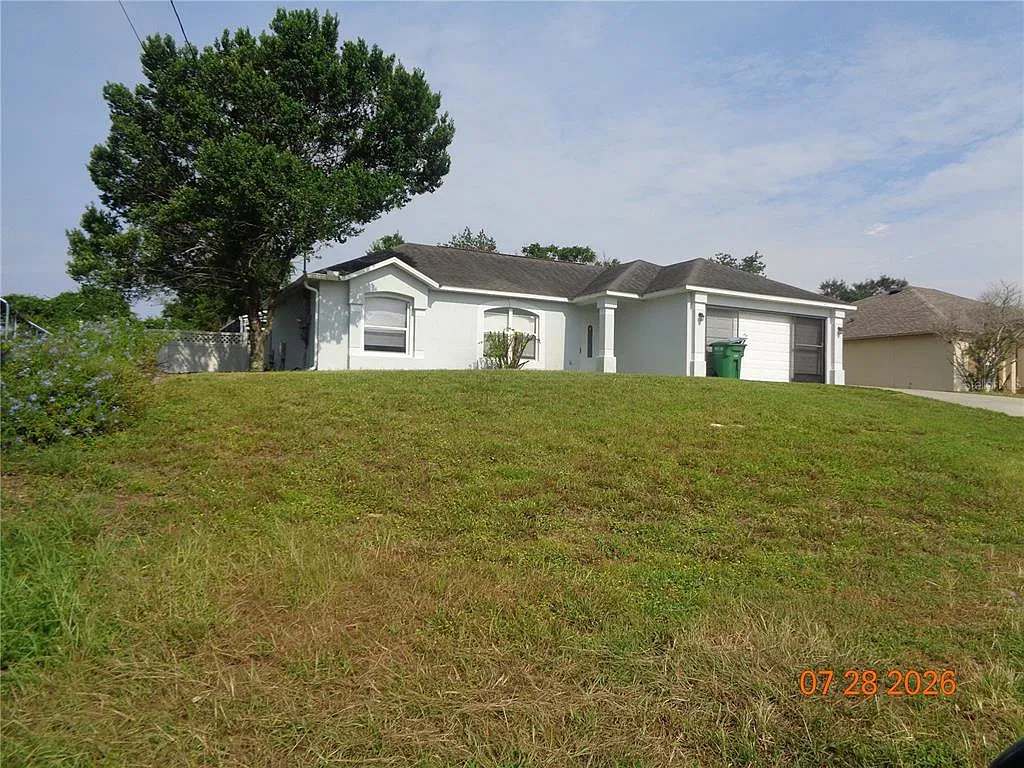 3 bed, 2.0 bath, 1722 sqft, $2,195 — Photo 2