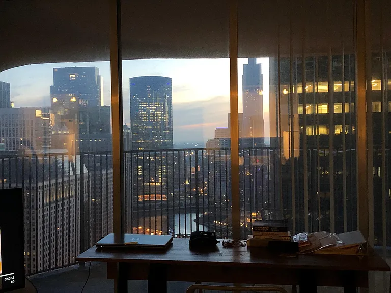 Eat or work looking over the river