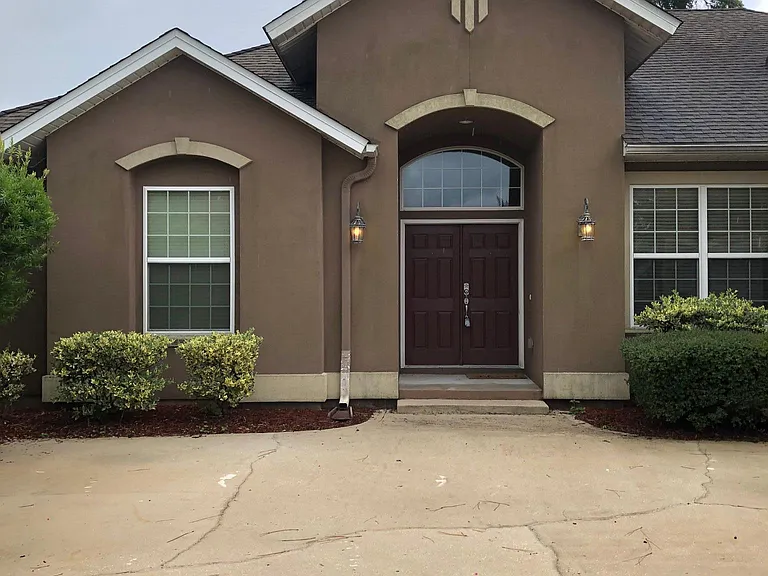 220 Edgewater Dr — Photo 1