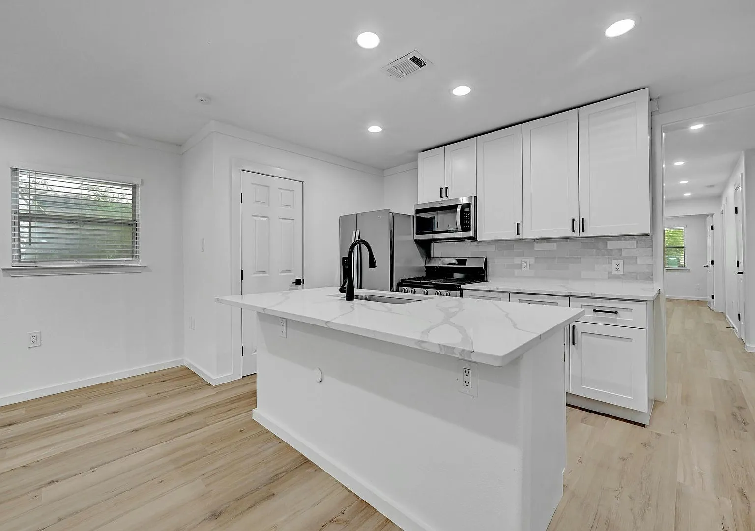 Top of the line 6 bed in West Campus 1913 — Photo 4