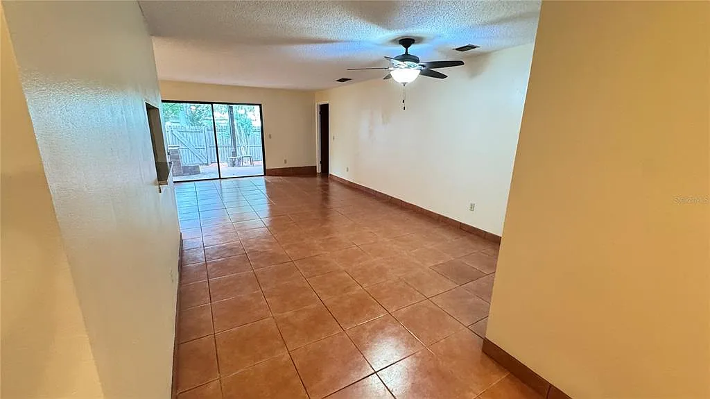 3 bed, 2.0 bath, 1467 sqft, $2,100 — Photo 4