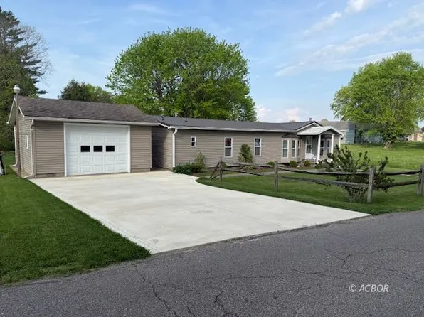 39 E 1st St, The Plains, OH 45780