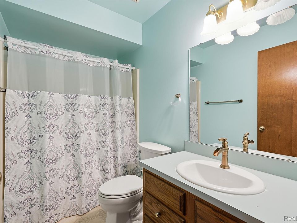560 Alexander Dr, photo 11