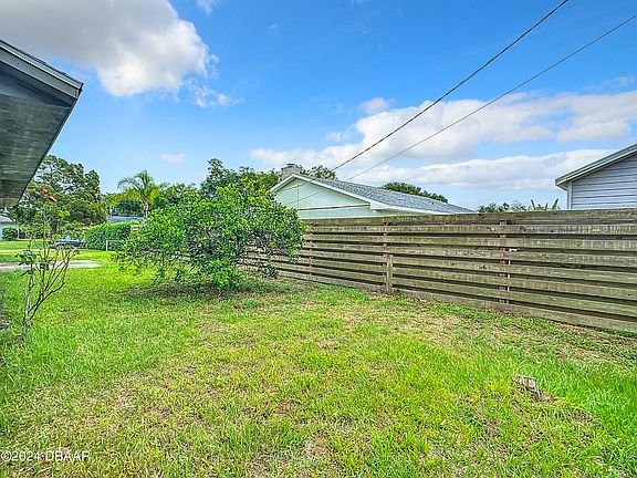 5th image of 1304 Travelers Palm Dr