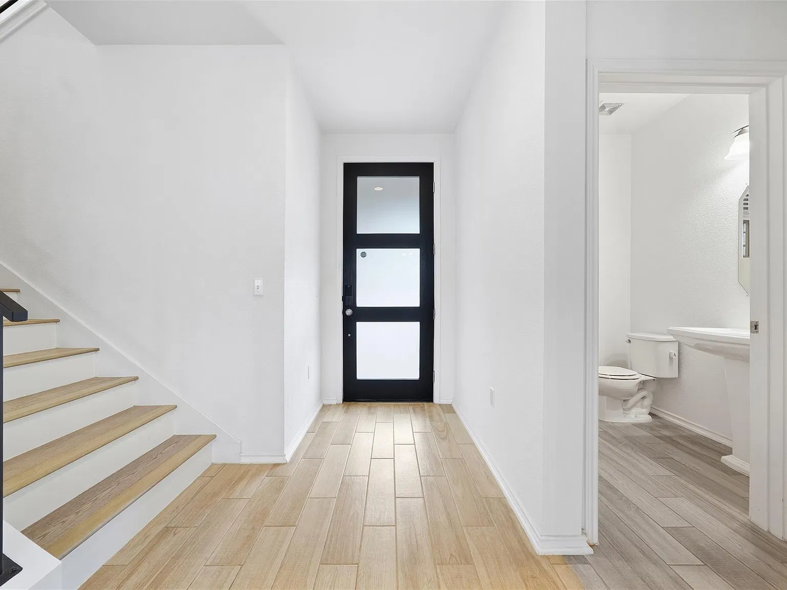 3 bed, 2.5 bath, 2211 sqft, $2,499 — Photo 3