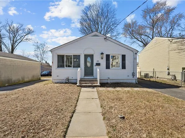 32 Queen St, Cranston, RI 02920