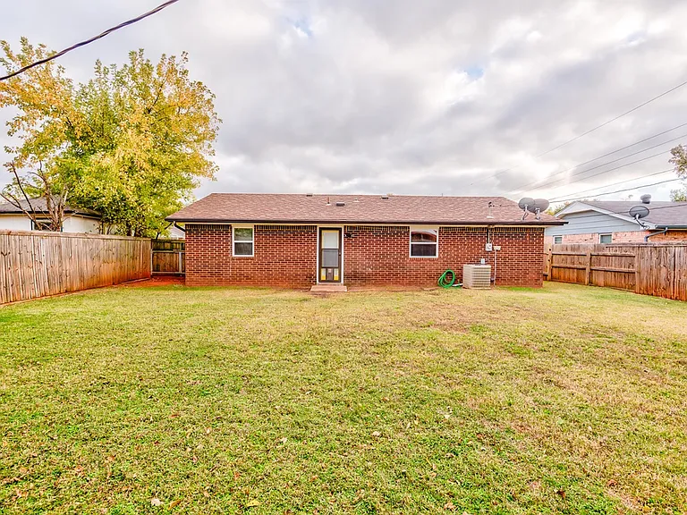319 E Cedar Ln — Photo 2