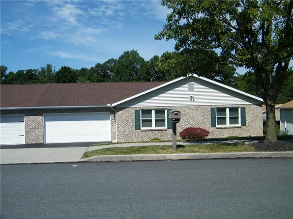 4120 Champagne Dr, Emmaus, PA 18049