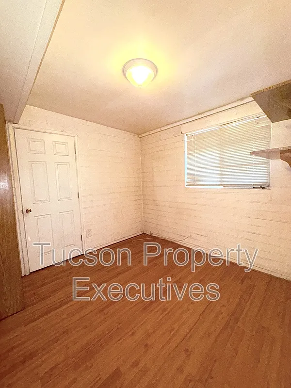 3 bed, 1.0 bath, 1200 sqft, $1,200 — Photo 3