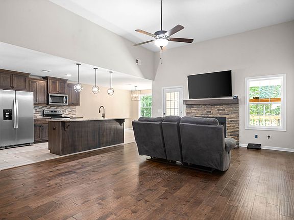 5th image of 821 Rushing Dr