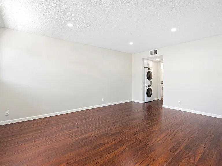 Topanga Terrace Apartments — Photo 13