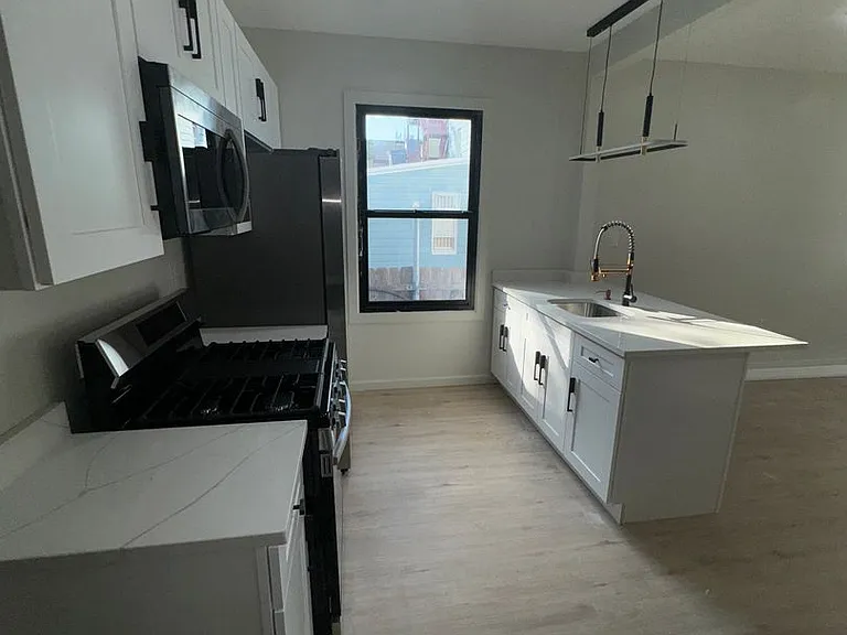 124-128 Putnam St — Photo 10