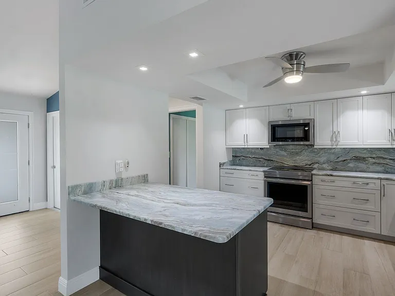 2212 SE 7th St — Photo 12