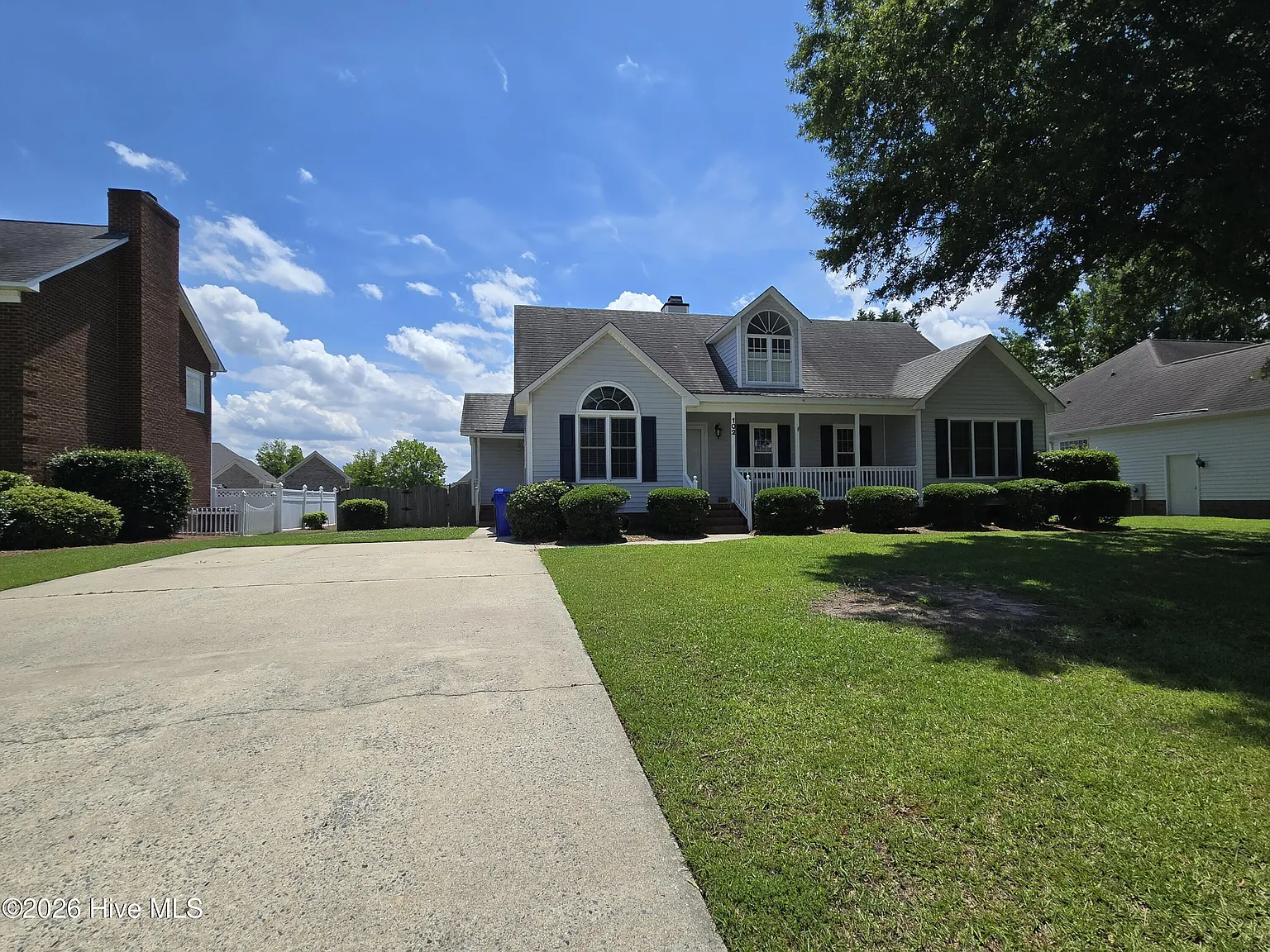 4 bed, 2.0 bath, 2406 sqft, $2,500 — Photo 2