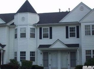 13 Victorian Ln, Medford, NY 11763