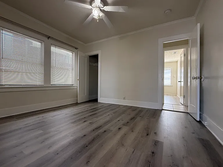 1116 Irving Ave — Photo 5