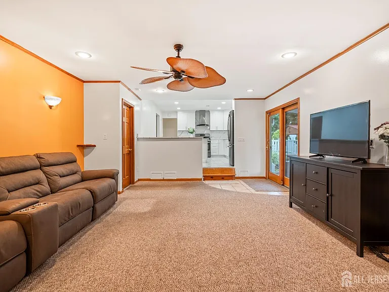 16 London Dr — Photo 12