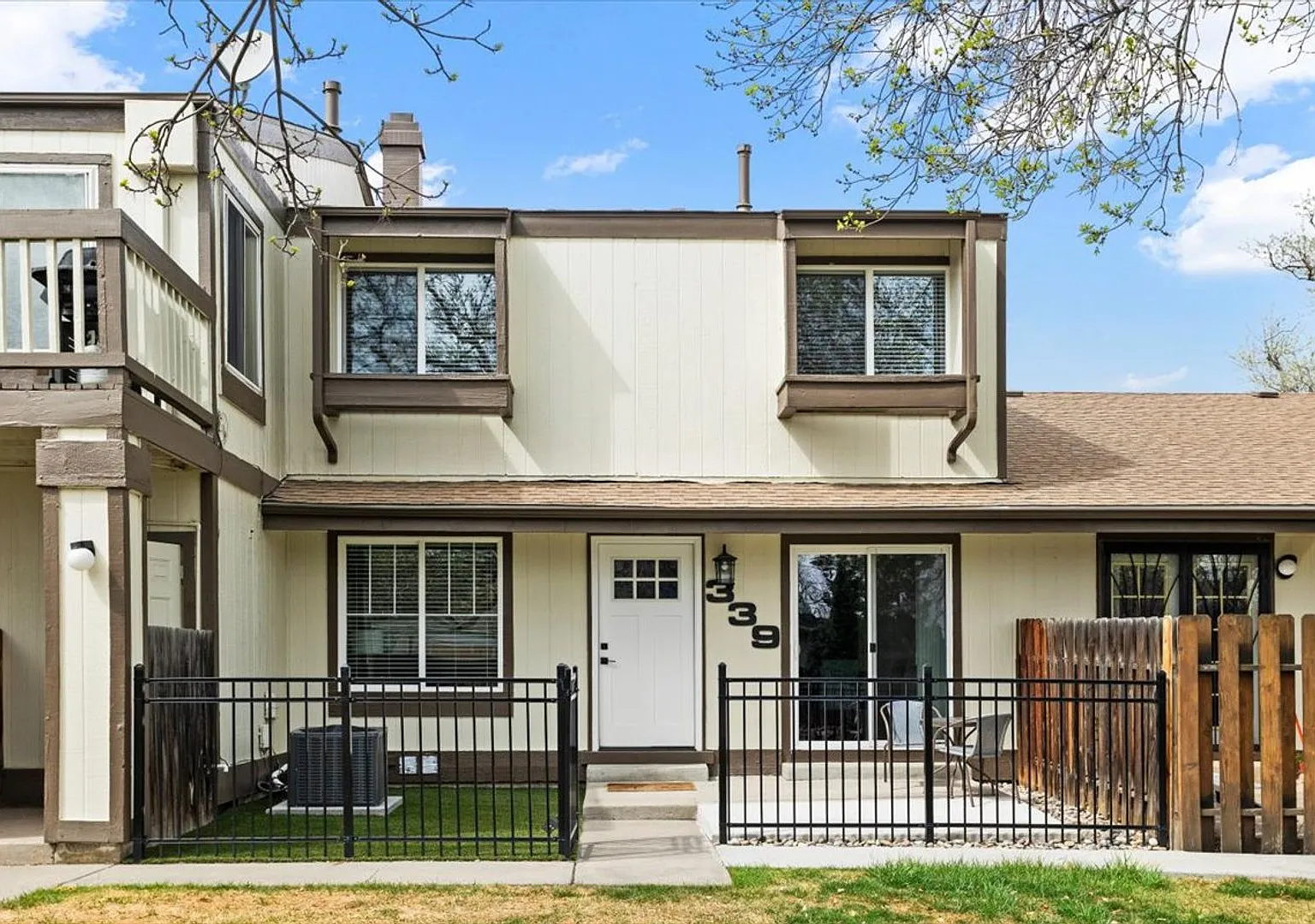 Charming Townhome Overlooking Lake Arbor Golf Course — Photo 1